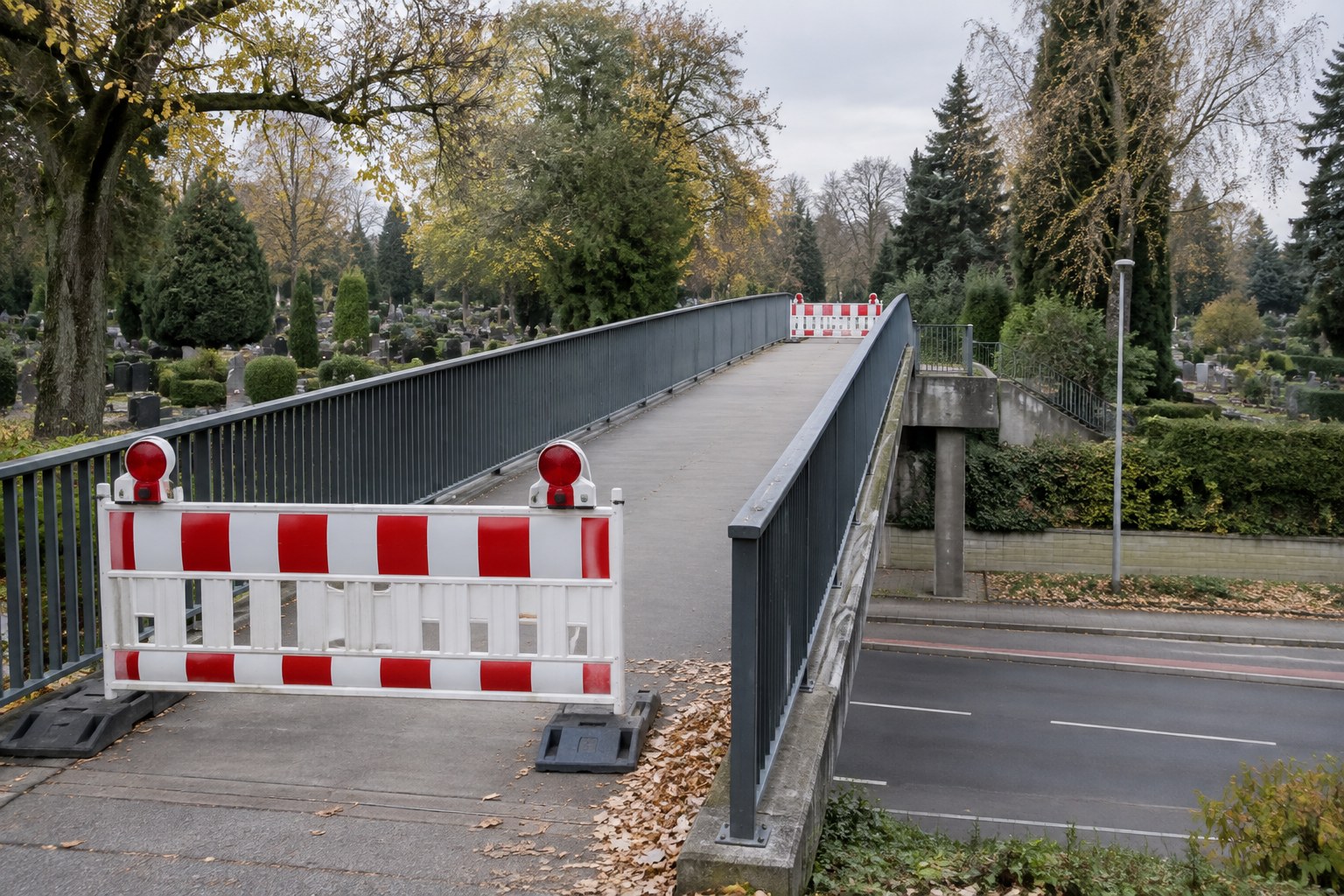 Symbolbild einer gesperrten Fußgängerbrücke über einer Straße