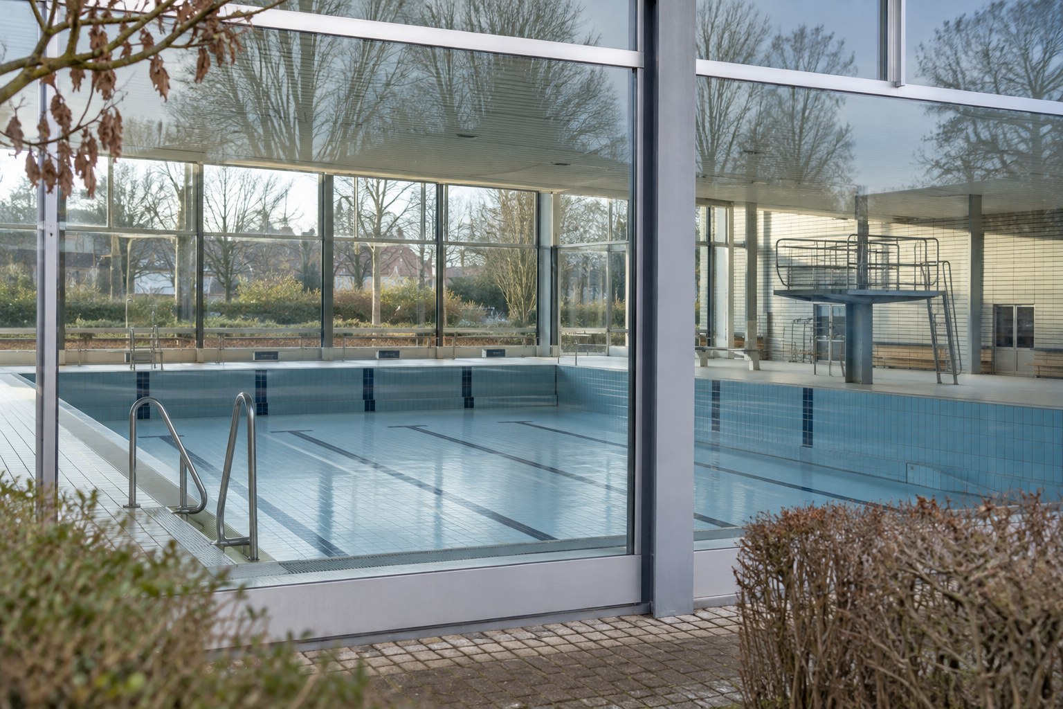 Leeres geschlossenes Hallenbad als redaktionelles Motiv