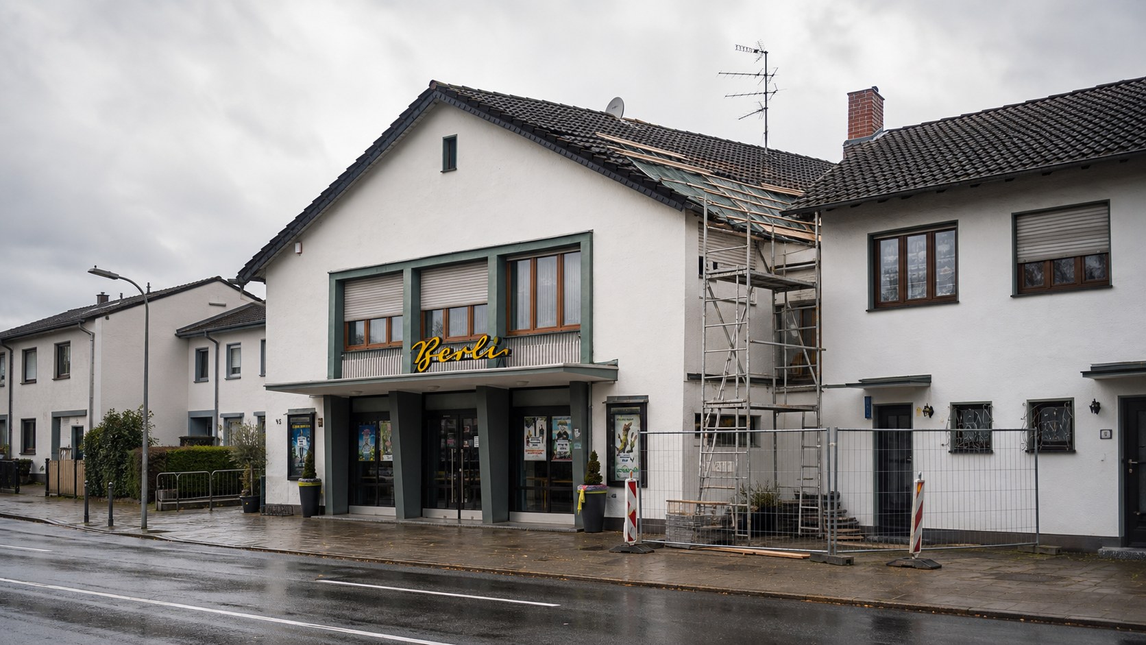 Realitätsnahes Symbolbild des BerLi-Theaters in Hürth-Berrenrath mit Gerüst und abgesicherter Dachfläche